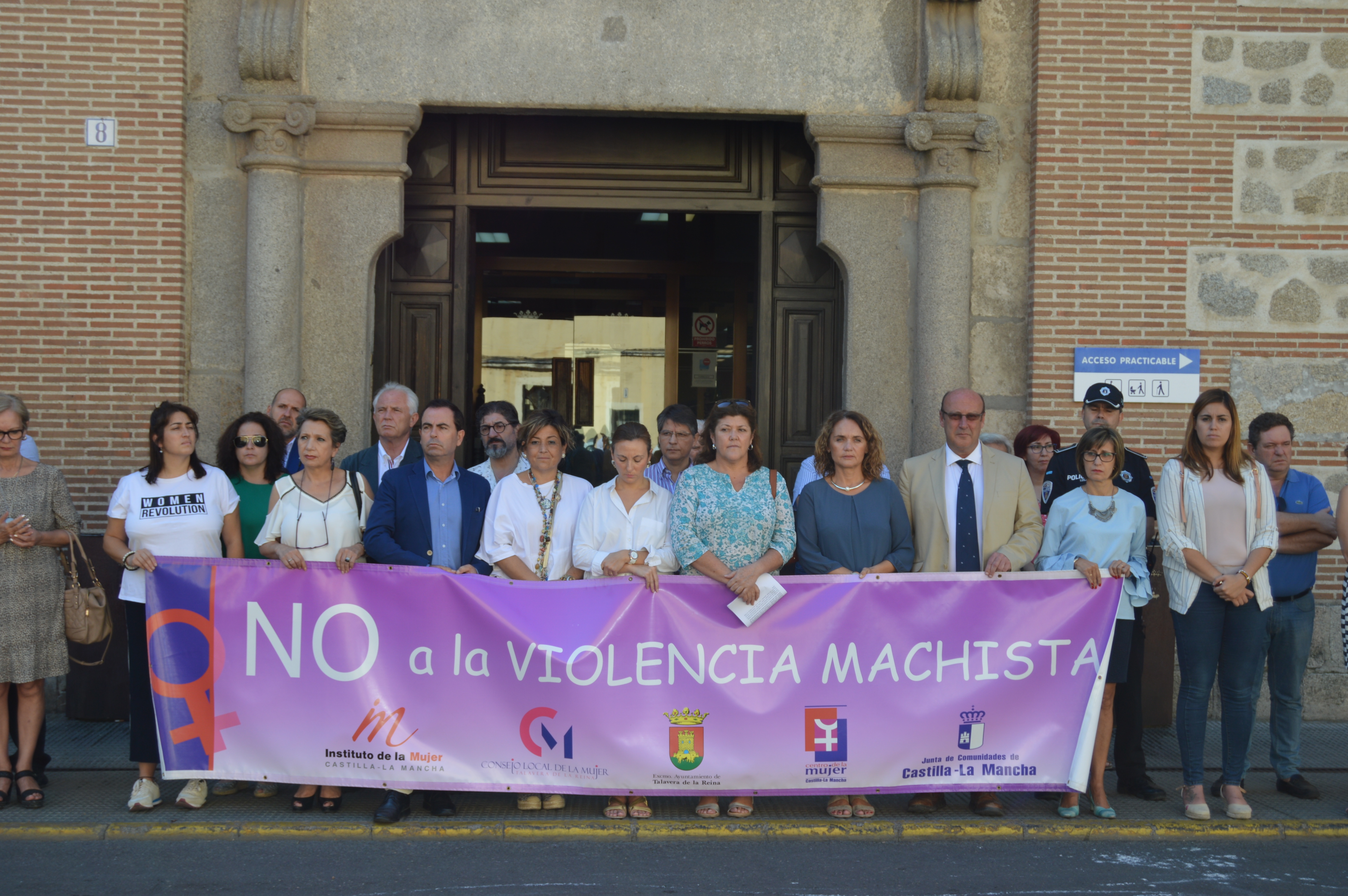La Corporación guarda un minuto de silencio por las mujeres asesinadas ...